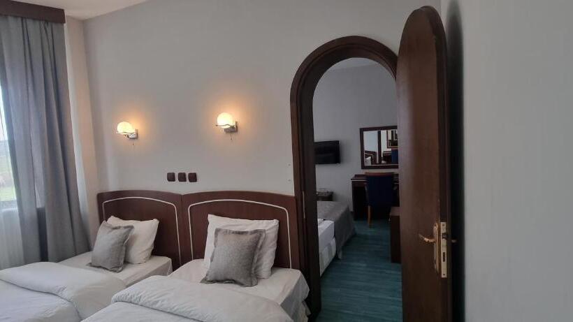 غرفة عائلية ذات إطلالة جانبية على البحر, Flora