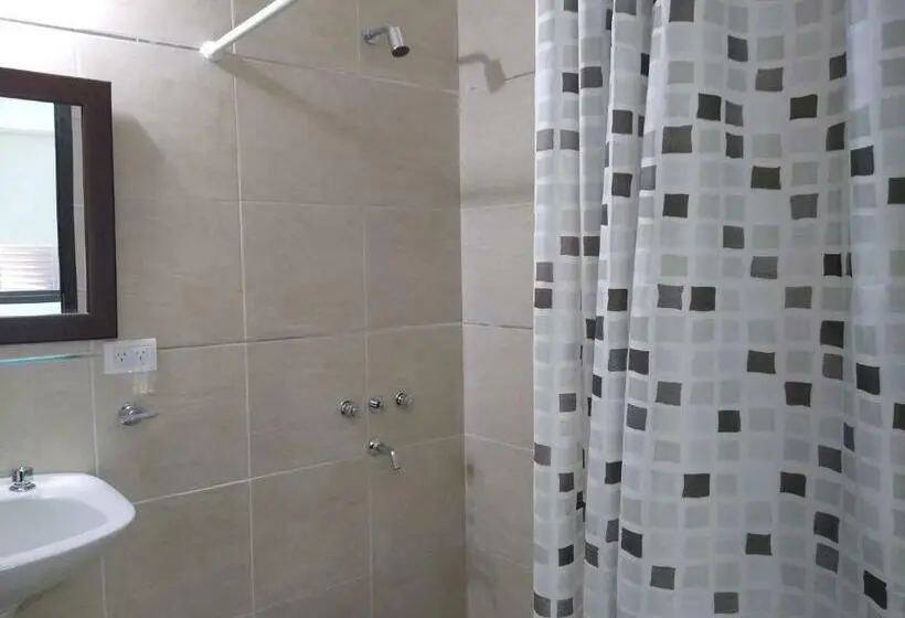 ルームシェアのワンベッド, Nomades Hostel