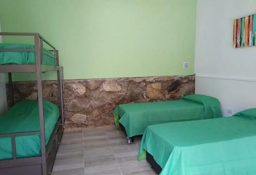 ルームシェアのワンベッド, Nomades Hostel