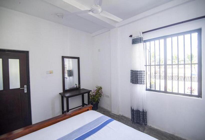 اتاق استاندارد با بالکن و چشم‌انداز دریا, Aira