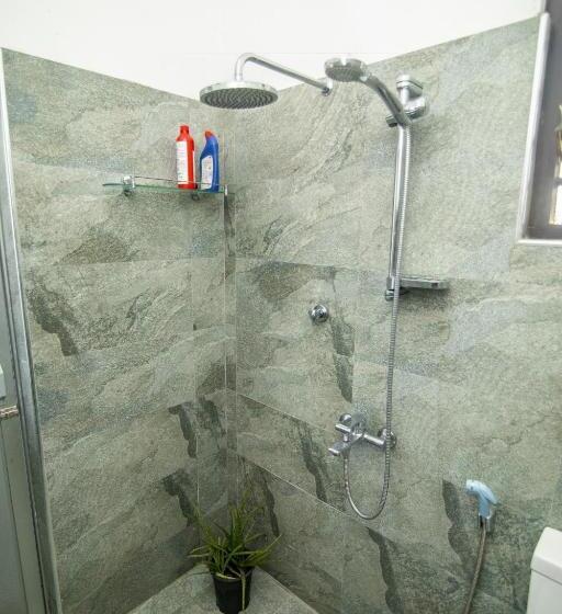 اتاق استاندارد با بالکن و چشم‌انداز دریا, Aira