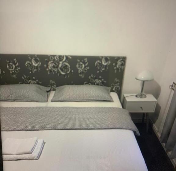 غرفة قياسية, Casa Britonia