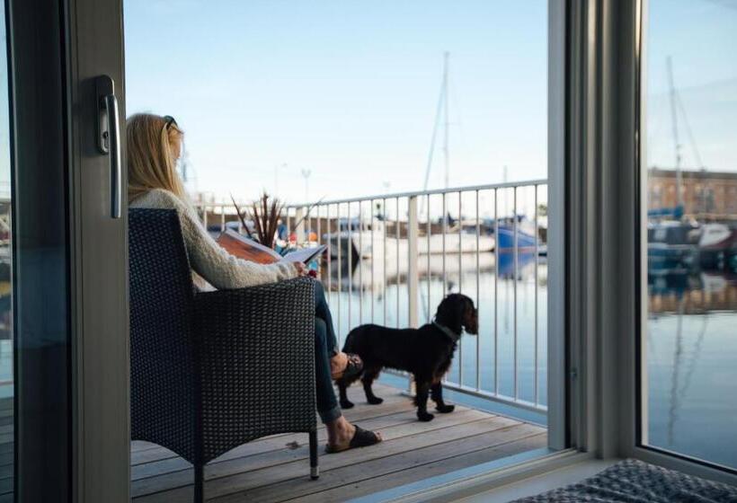 小室, Tŷ Milford Waterfront