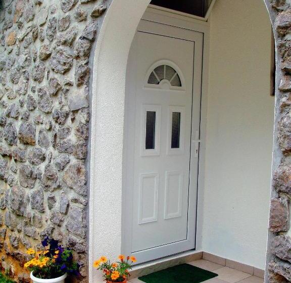 バルコニー付き１ベッドルームアパートメント, Apartment Biro Kestenovi