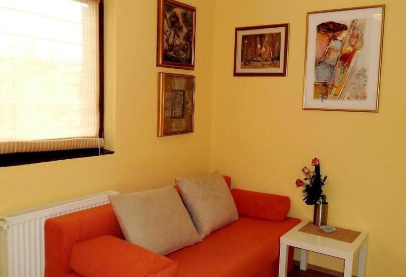 バルコニー付き１ベッドルームアパートメント, Apartment Biro Kestenovi