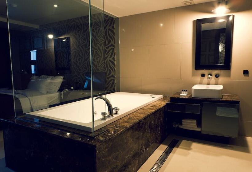 اتاق لوکس, Busan Amare