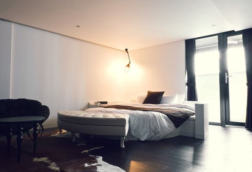 سوییت, Busan Amare