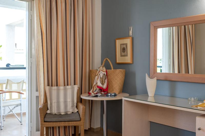 园景高级三人间, Dedalos