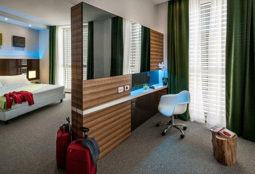 标准三人间, Degli Arcimboldi