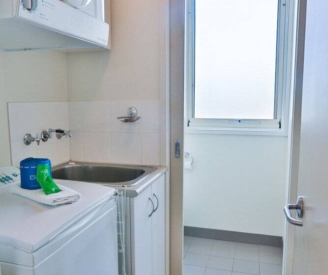 דירת שלושה חדרים, Lady Bay Resort