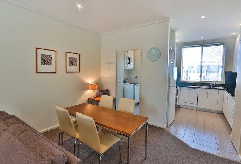 דירת שלושה חדרים, Lady Bay Resort