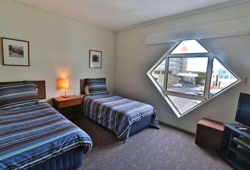 דירת שלושה חדרים, Lady Bay Resort