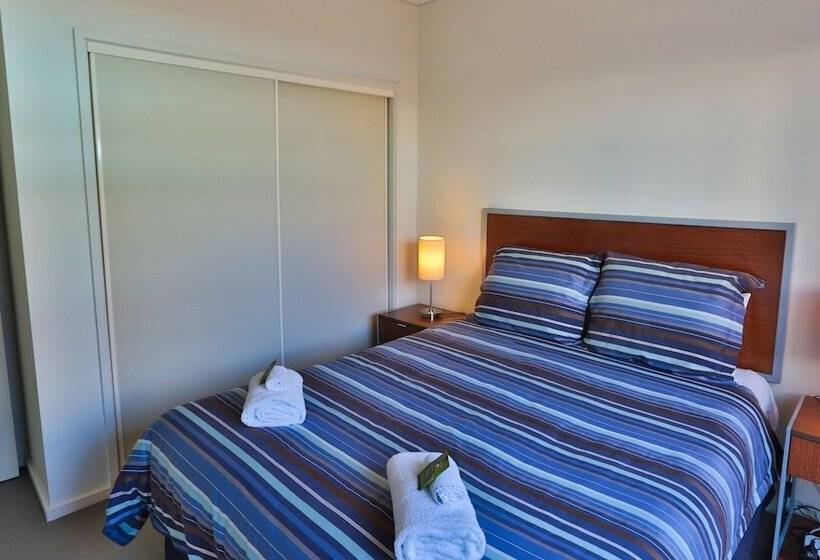 דירת שלושה חדרים, Lady Bay Resort