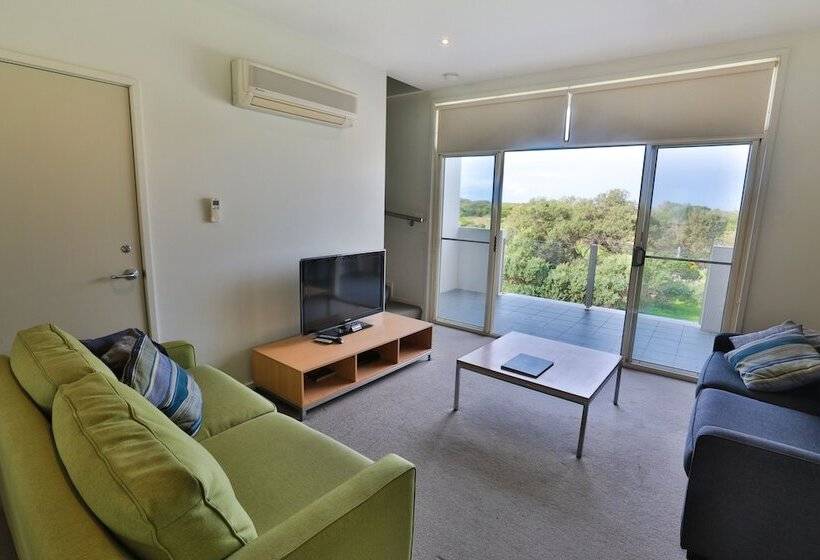 דירת שלושה חדרים, Lady Bay Resort