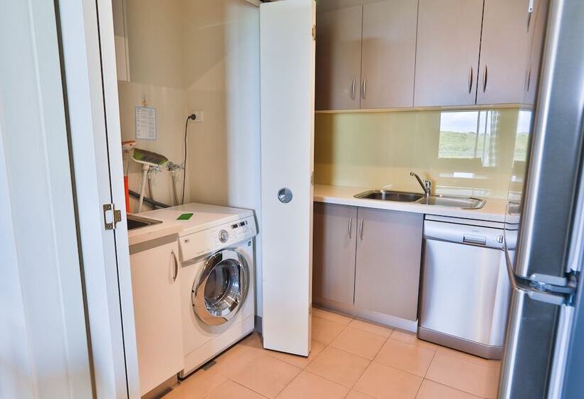 דירת דלוקס 2 חדרי שינה עם נוף לים, Lady Bay Resort