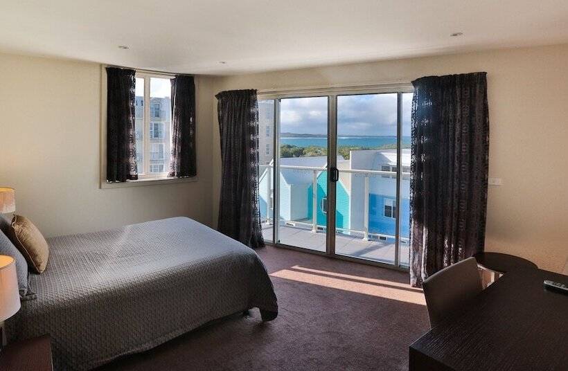 דירת דלוקס  חדרי שינה עם נוף לים, Lady Bay Resort