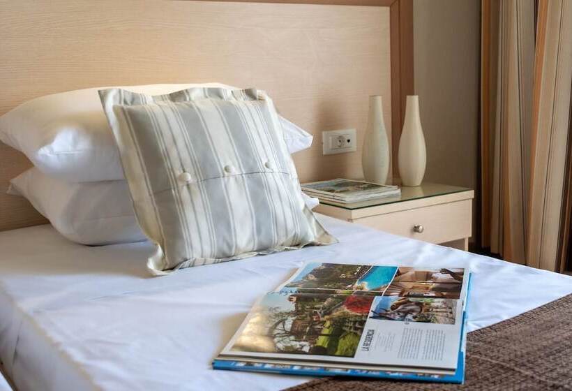 园景高级三人间, Dedalos