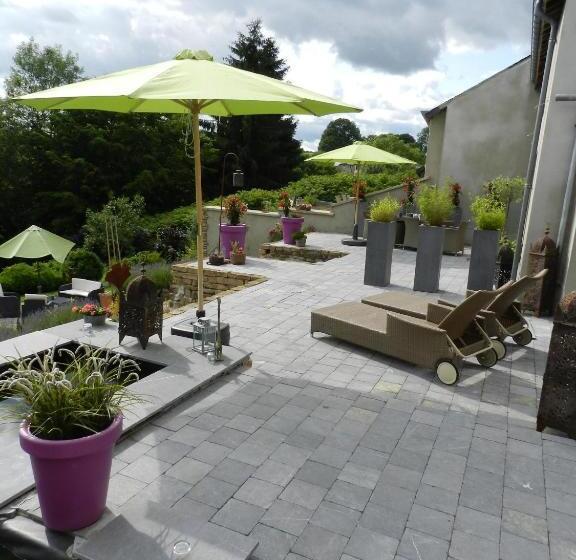 غرفة قياسية مزوَّدة بتراس, O Sixième Sens