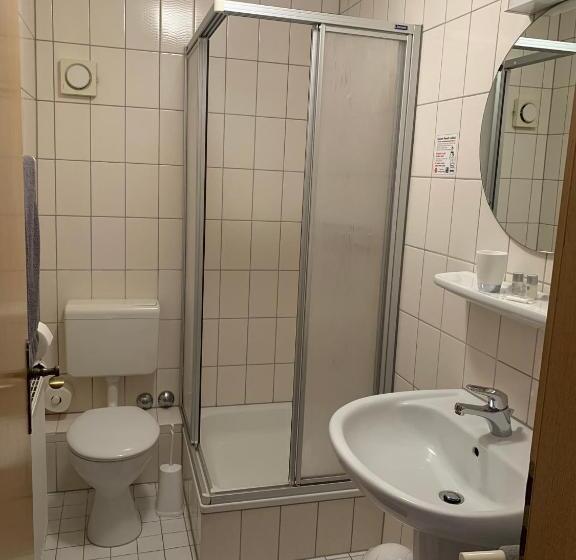 Номер Стандарт Индивидуальный, Zur Schleuse