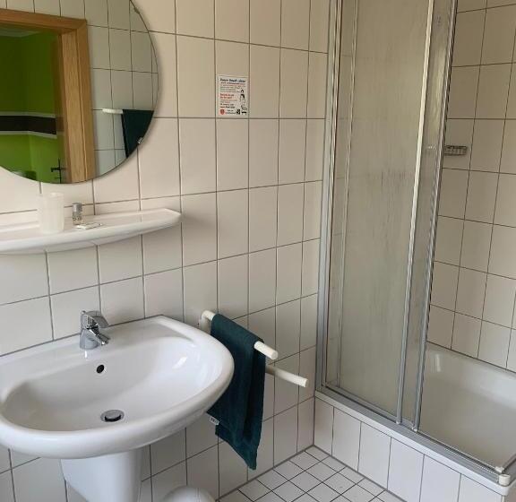 Номер Стандарт Индивидуальный, Zur Schleuse