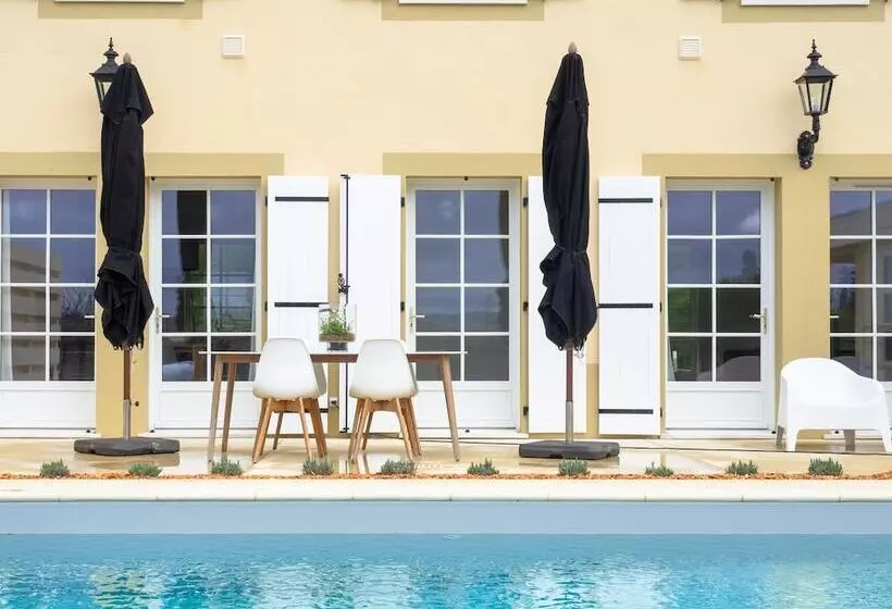 プールビューの3ベッドルームビラ, Chateau Les Merles Et Ses Villas