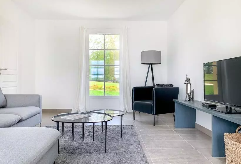 プールビューの3ベッドルームビラ, Chateau Les Merles Et Ses Villas