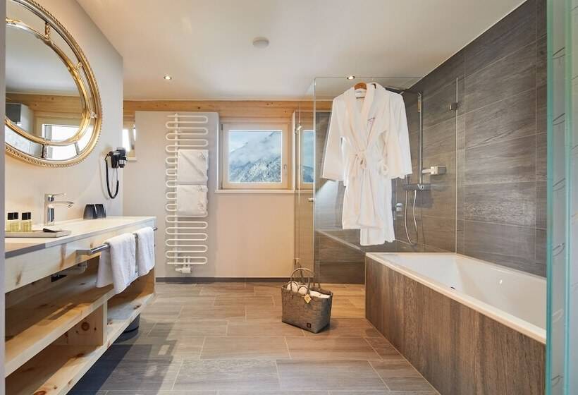 Полулюкс с Балконом, Huber S Boutique