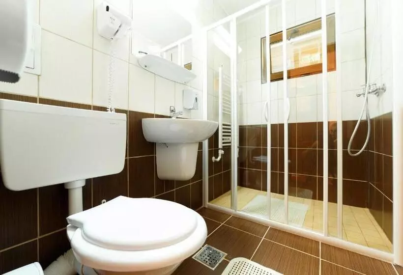 Standard Quadruple Room, Insula