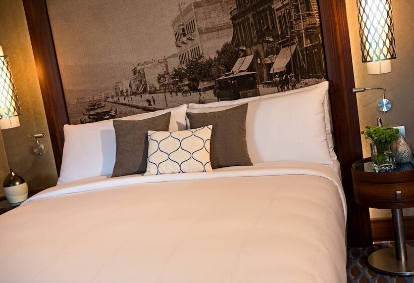 اتاق کلاب, Renaissance Izmir