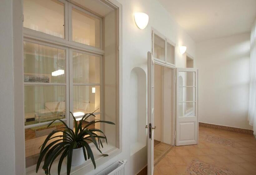 דירת משפחה, Residence U černé Věže české Budějovice