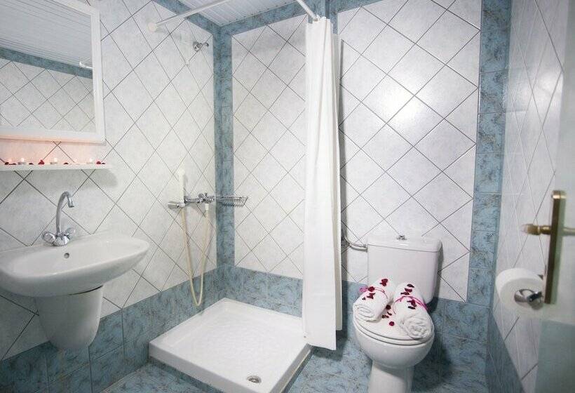 スタンダードスタジオ, Theoni Apartments