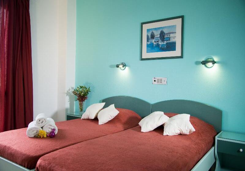 スタンダードスタジオ, Theoni Apartments