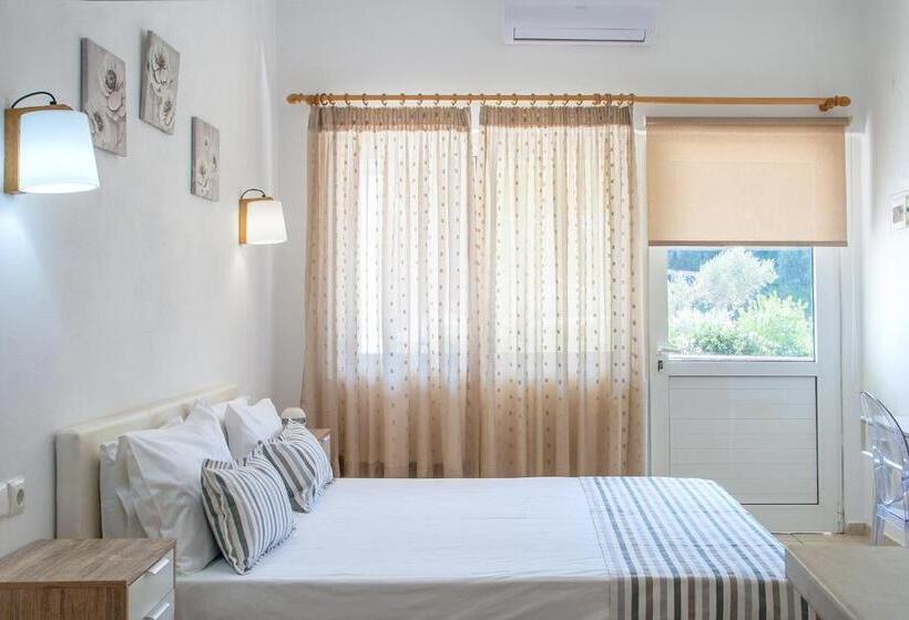 غرفة قياسية مطلّة علي حمام السباحة, Angelos Studios