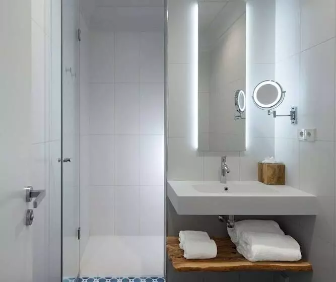 اتاق استاندارد با تخت بزرگ, Atocha Hotel Madrid, Tapestry Collection By Hilton