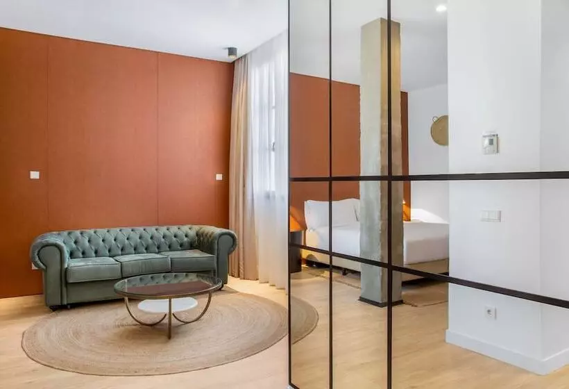 اتاق استاندارد با تخت بزرگ, Atocha Hotel Madrid, Tapestry Collection By Hilton