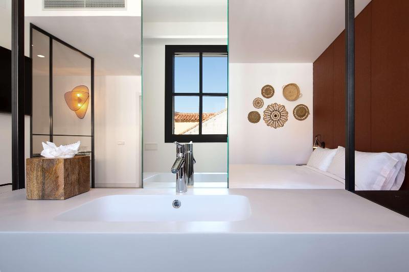 اتاق سوپریور با تخت بزرگ, Atocha Hotel Madrid, Tapestry Collection By Hilton