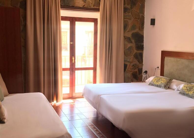 Номер Стандарт Трехместный, Hostal Leon Dormido