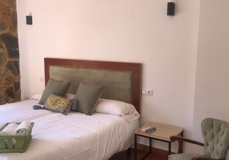 Номер Стандарт Трехместный, Hostal Leon Dormido