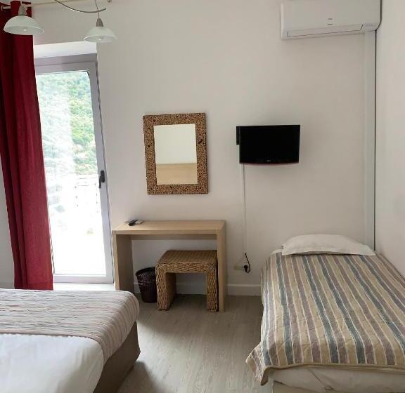 غرفة عادية خماسية, Hôtel Colombo  Porto Corse