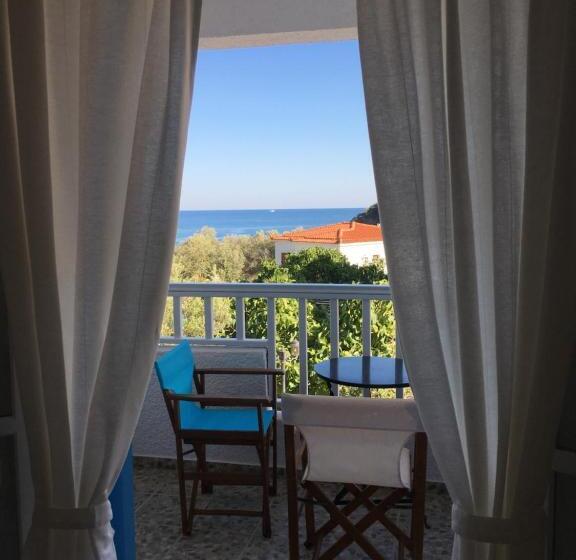 سوییت جونیور, Limnionas Bay Village
