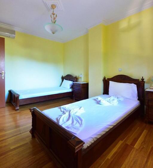 جناح سوبيريور, Limnionas Bay Village