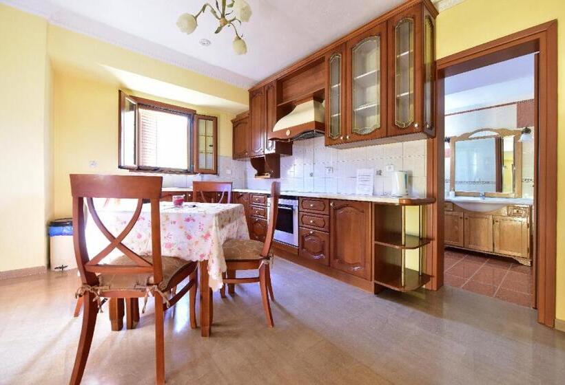 جناح سوبيريور, Limnionas Bay Village