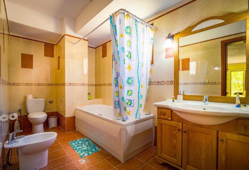 جناح سوبيريور, Limnionas Bay Village