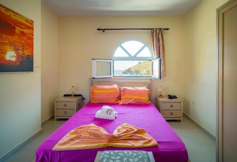 جناح سوبيريور, Limnionas Bay Village