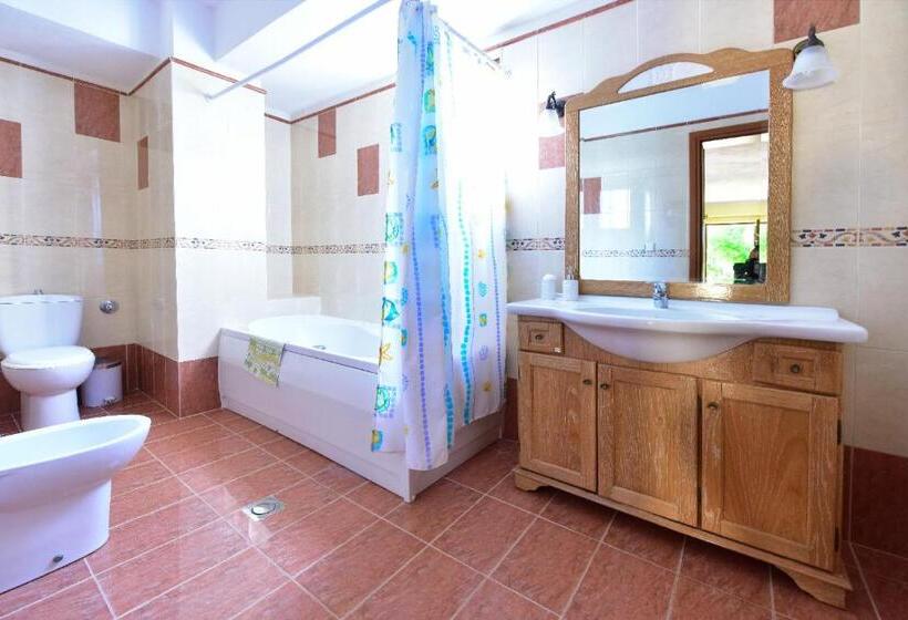 ‫فيلا غرفة نوم واحدة, Limnionas Bay Village