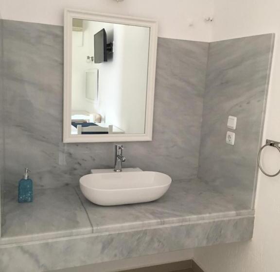 جناح جونيور, Limnionas Bay Village