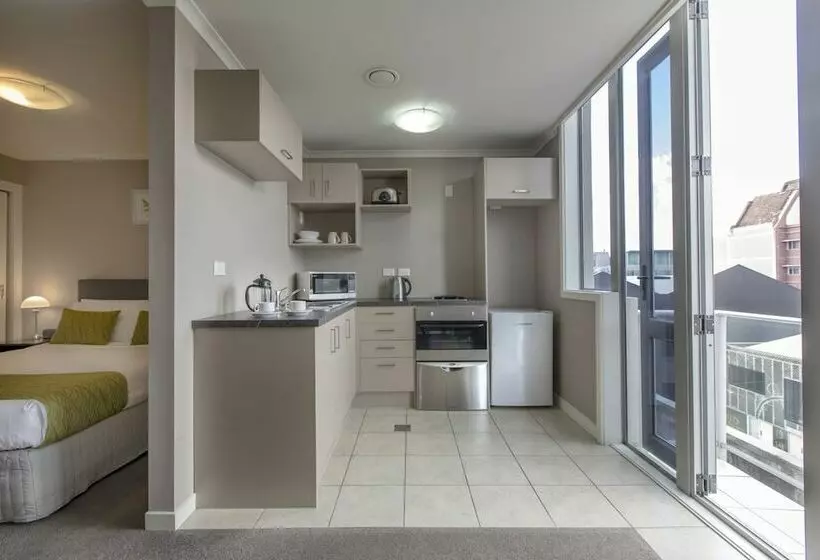 スタンダードスタジオ, Quest On Ward Serviced Apartments