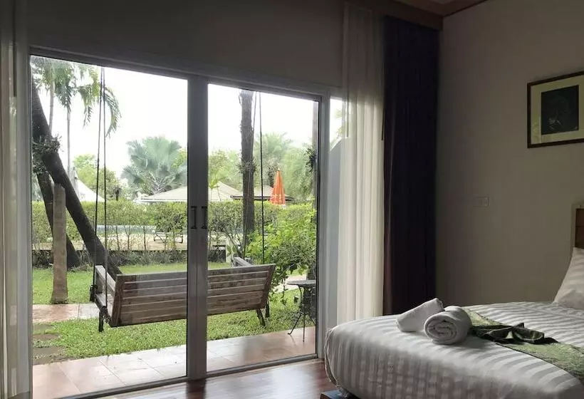 اتاق لوکس سه تخته, Taman Resort
