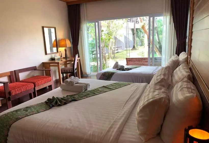 اتاق لوکس سه تخته, Taman Resort