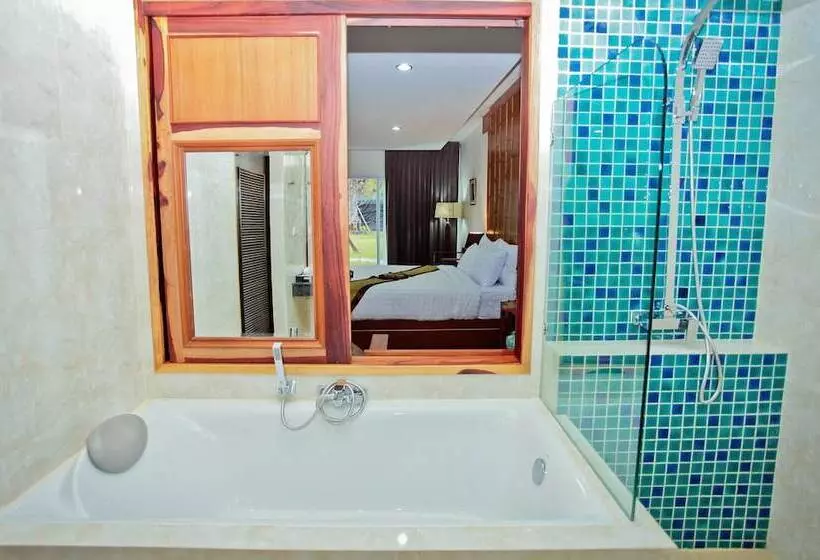 سوییت جونیور, Taman Resort